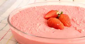 Receita de flan de morango super cremoso com apenas 5 ingredientes