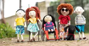 Artesã cria bonecas que retratam crianças com deficiência