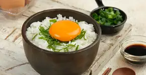A receita japonesa que leva só 2 ingredientes e vira um almoço completo