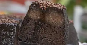 Bolo brigadeirão: metade bolo e metade pudim de chocolate