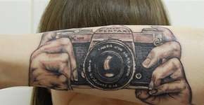 Câmera tatuada em braço cria ilusão de ótica