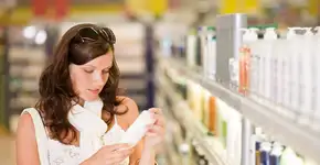 Usar maquiagem, perfume e xampu vencidos é seguro? A verdade pode te surpreender