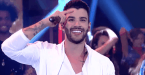 Gusttavo Lima se comove com história de fã e faz doação em show