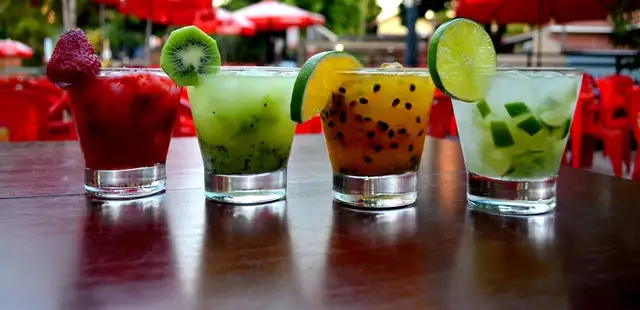 Aprenda a fazer uma caipirinha de morango e kiwi dos deuses