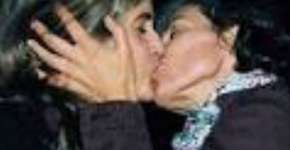 Após fala homofóbica, atriz posta foto beijando Cássia Kis