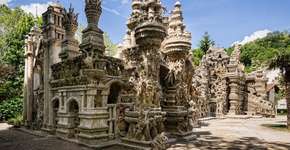 Carteiro constrói castelo com as pedras que encontrou pelo caminho