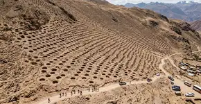 Os 5.200 buracos escavados em uma montanha no Peru não são mais um mistério, e a explicação muda o que sabíamos sobre a economia antiga deles