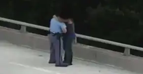 Policial convence homem de não pular da ponte e ganha abraço
