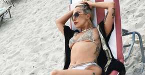 Lady Gaga curte praia com biquíni luxuoso de cristais e saltão
