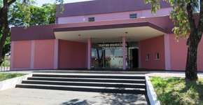 Moradores se unem e pagam reforma de poltronas de teatro