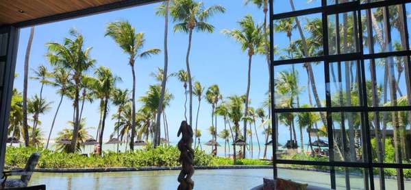 Lobby do Carmel Taíba tem amplas janelas
