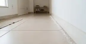 Colocar sal grosso nos rodapés da casa: por que é recomendado e quando deve ser feito