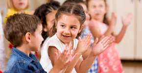 Como as escolas usam a brincadeira em grupo para ensinar?