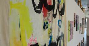 Exposição “Amar os Fatos” mostra caminhos do processo criativo nas artes visuais