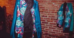 Gaúchas criam roupas com restos de pneus e guarda-chuvas