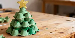 Usando uma folha de bordo ou uma caixa de ovos, crie uma linda árvore de Natal para decorar sua casa