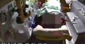 Homem tem o testículo arrancado por mordida da esposa no sexo