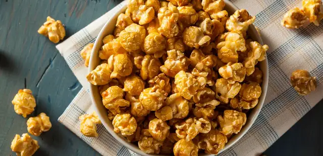 Essa pipoca caramelizada com canela e cravo é a estrela que faltava na sua festa junina