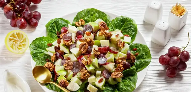 Salada Waldorf: a combinação perfeita de frutas, nozes e frescor
