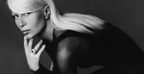 Em novo livro, Donatela Versace mostra as transições de sua grife