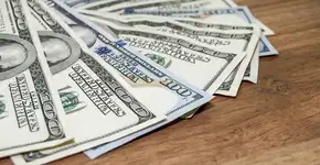 Site monitora e indica onde o dólar está mais barato