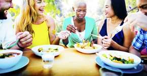 Sites ajudam pessoas que buscam ou oferecem refeições para compartilhar