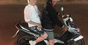 De bengala e mochila nas costas, senhora de 89 anos viaja o mundo