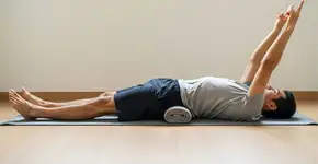 Exercício japonês que corrige a postura e afina a cintura em minutos