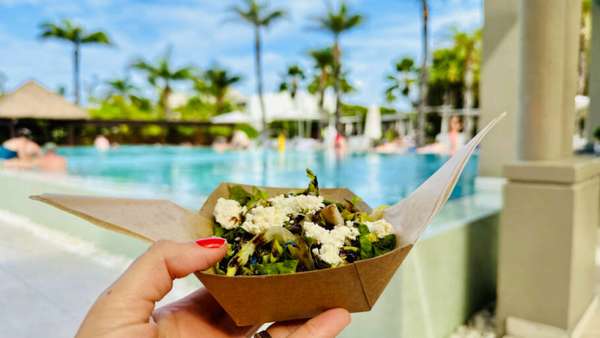 Lanche a beira da piscina só para adultos do resort