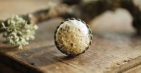 Artista plástica cria joias usando pequenas esferas de vidro