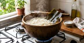 Os japoneses concordam: “Para deixar o arroz comum mais soltinho e com sabor especial, o segredo é adicionar uma folha de kombu durante o cozimento”