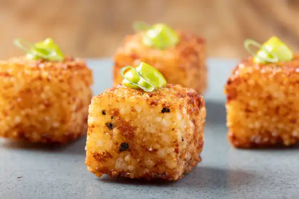 Alessandra Montagne (13 a 19 de outubro) - Dadinho com trufa negra e queijo Comtè, mel trufado agridoce e maionese de cebolinha