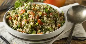 Este cuscuz de quinoa com legumes quentes é a refeição completa que faltava na sua rotina