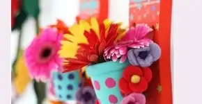 Faça um jardim vertical com chinelos usados