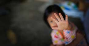 Criança de 9 anos engravida do padrasto e não pode abortar