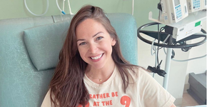 Mulher de 37 anos descobre câncer de mama agressivo ao colocar biquíni