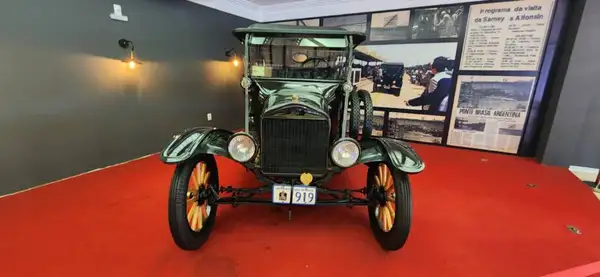 Movie Cars reúne acervo de mais de 50 carros, entre originbais e réplicas