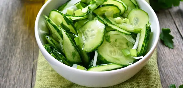 Salada de pepino com hortelã e coentro