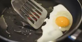 Como um pouco deste ingrediente pode salvar o seu ovo frito