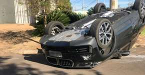 Igor Gomes, jogador do São Paulo, capota carro no interior