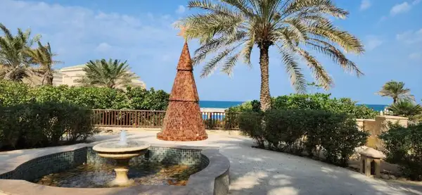 Como era época do Natal, hotel tinha uma discreta decoração