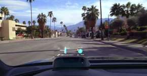 Projetor coloca celular na frente do motorista enquanto dirige