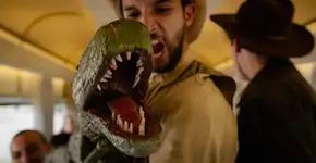 Trem temático leva turistas a uma viagem pré-histórica no interior de SP