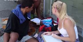 Canadense dá aula para pessoas em situação de rua no RJ