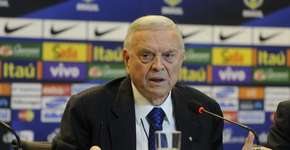 Fotos sobre futebol no metrô e álbum da Fifa