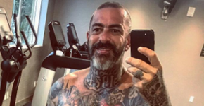 Procure o pedaço de pele sem tatuagem no corpo de Henrique Fogaça