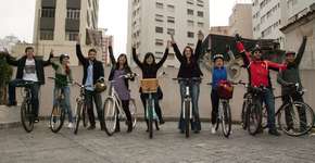 Em Fortaleza, ciclistas oferecem aulas para iniciantes e promovem exposição e passeio com bicicletas antigas