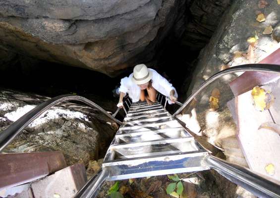 Acesso à Praia do Sancho pela terra