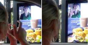 Mulher surda registra atendimento em língua de sinais em cafeteria; vídeo viraliza