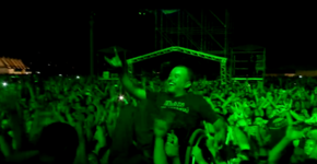 Em cadeira de rodas, fã surfa na plateia em show do Iron Maiden em Belo Horizonte